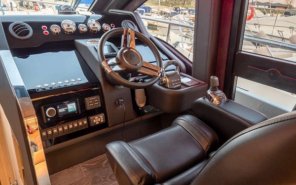 Продается моторная яхта с флайбриджем CRANCHI E52S